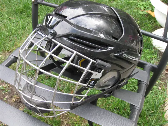 JUNIOR / YOUTH HOCKEY EQUIPMENT SHOULDER PADS PANTS HELMET GC in Hockey in Winnipeg - Image 5