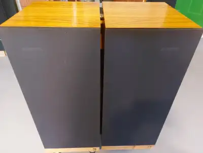 Beautiful late 1970s vintage pair of KEF Cantata speakers, which was part of KEF's Reference series...
