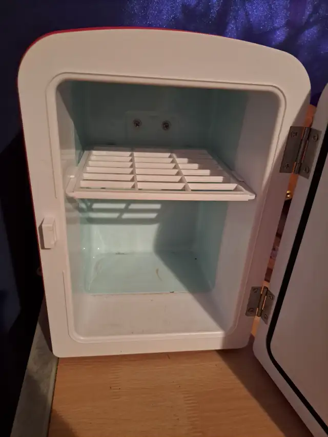 COCA-COLA COLLECTIBLES,  2 MINI FRIDGES, AND  COOKIE JAR in Arts & Collectibles in Moose Jaw - Image 9