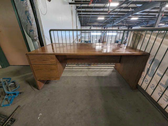 Wooden Desk - Price Reduced dans Bureaux  à Saskatoon