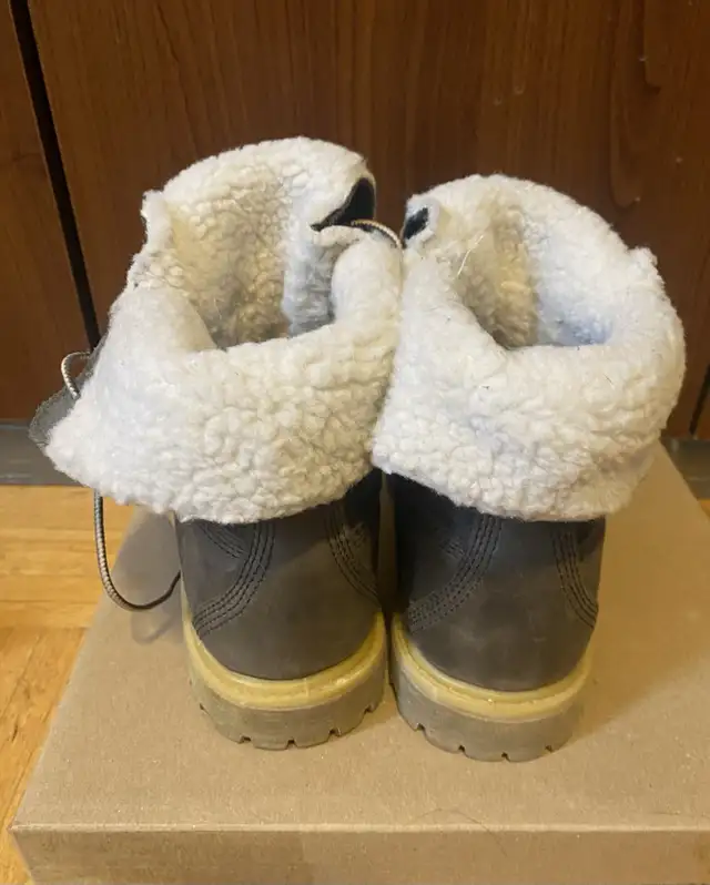 women’s Timberland Roll-Top Boots in Women's - Shoes in City of Toronto - Image 4