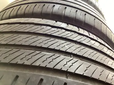 1 Pneu Michelin Primacy A/S 255-40-R19 en bonne condition. Utilisé pour env. 15,000 KM // Used for a...