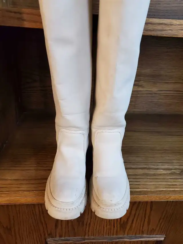 Cassietta off-white/light grey knee high boots -Size 7 for sale in Women's - Shoes in City of Toronto - Image 8