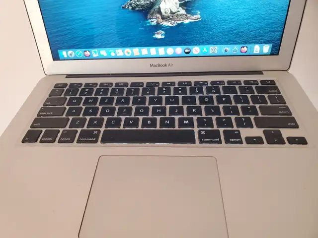 Apple Macbook Air 13 inches core i5 Mid 2011 in Laptops in City of Montréal - Image 3