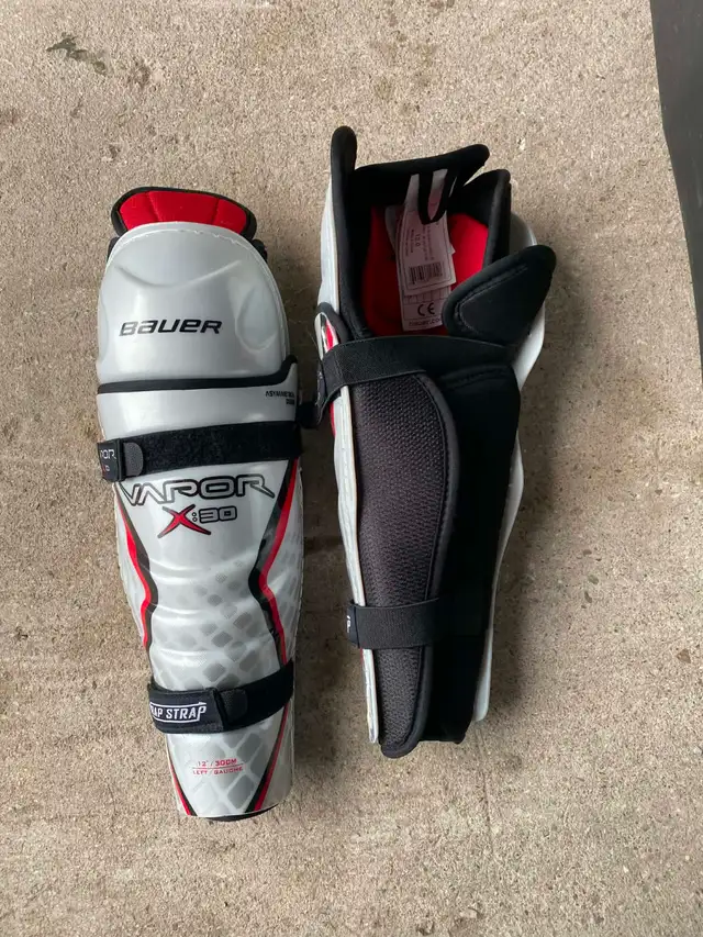 STAND UP HOCKEY BAG WITH HOCKEY EQUIPMENT FOR YOUTH in Hockey in City of Toronto - Image 4