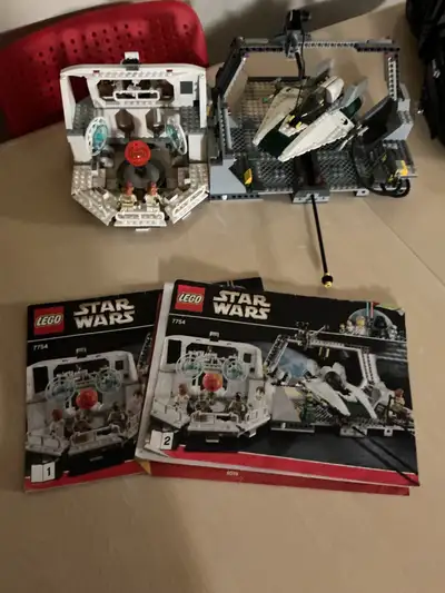 Get ready to command the Separatist forces with this retired LEGO Star Wars set 7754, the Home One M...
