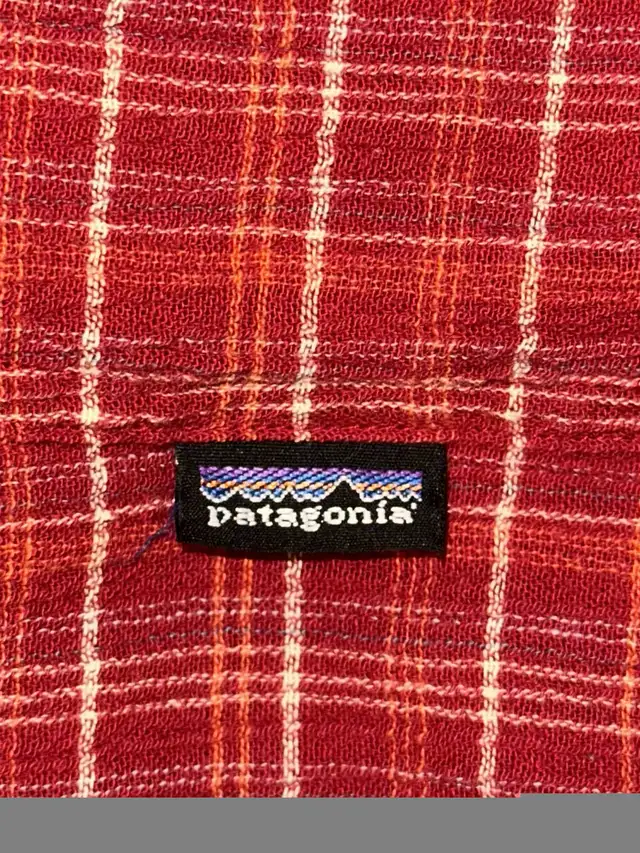 Patagonia Organic Cotton Button Down Shirt Sleeve Shirt - Medium in Men's in Calgary - Image 4