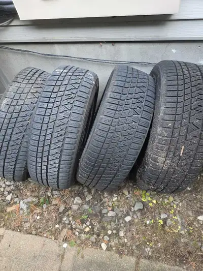 J'offre un ensemble de quatre pneus d'hiver Kumho Wintercraft de taille 225/60R17 comme neuf, montés...