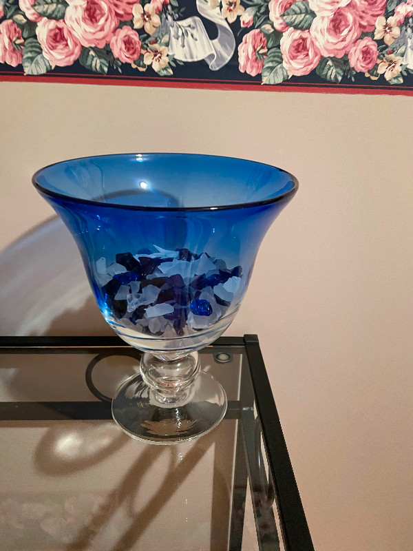 Blue vase with crystals in Home Décor & Accents in Gatineau