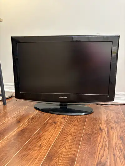 Used Tv In good condition, no cracks or scratches Missing remote