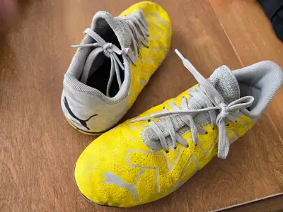 Soccer shoes souliers Puma kids size 3, View more