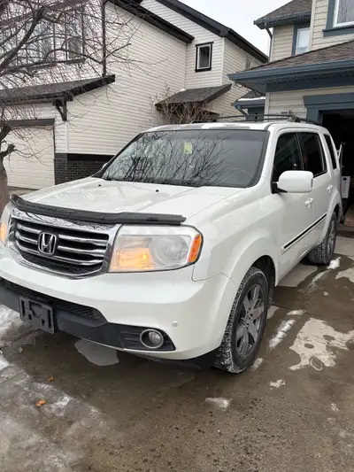 2015 Honda Pilot Touring, fully loaded with all the options, 141,000 kms. 7 seater SUV with 4 wheel...