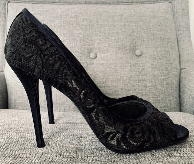 EUC STUART WEITZMAN BLACK EMBROIDERED LACE D'ORSAY SATIN PUMPS in Women's - Shoes in City of Toronto