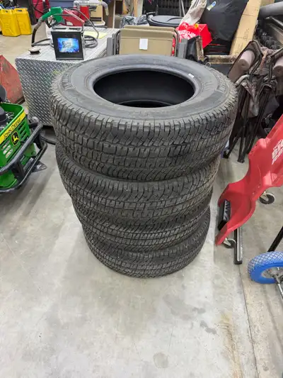 set of 4 Michelin LTX A/T2 tires LT275/70R18 These tires have less than 50kms on them, purchased a n...