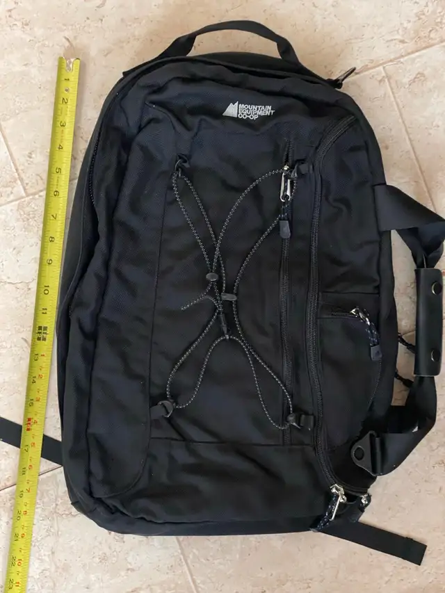 MEC Convertible Messenger Bag / Backpack in Bags & Luggage in City of Toronto - Image 3