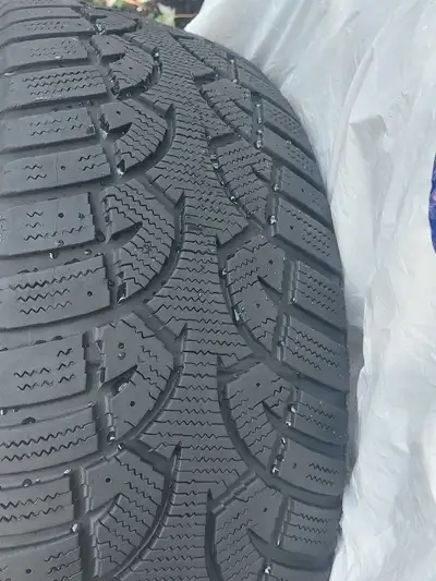 5 brand new winter tires 225/60 R 16 Altima arctic