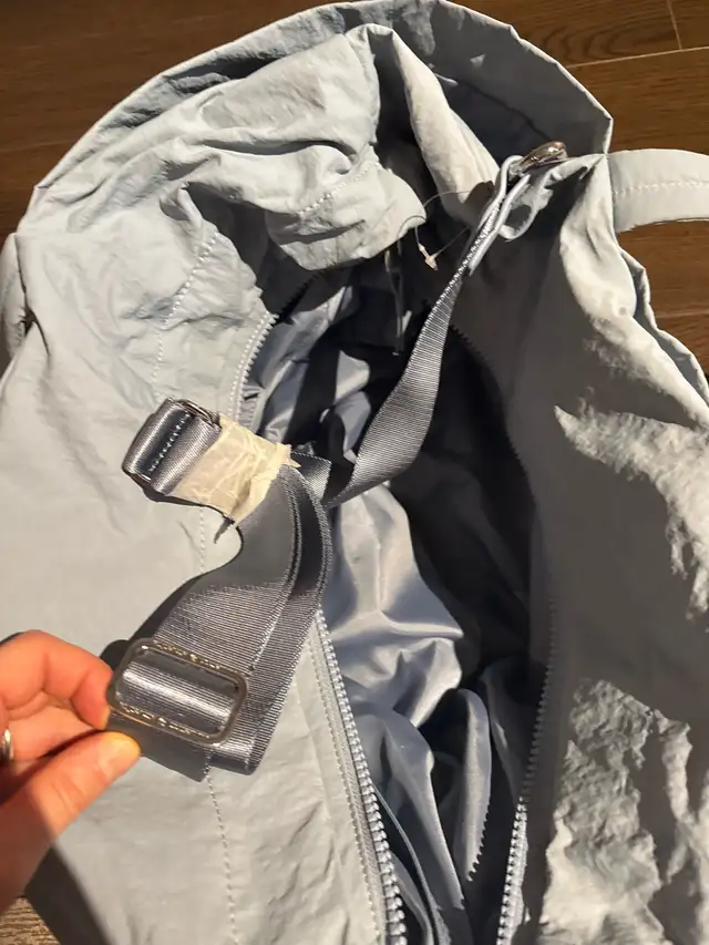  Lululemon light blue bag in Women's - Bags & Wallets in City of Toronto - Image 4