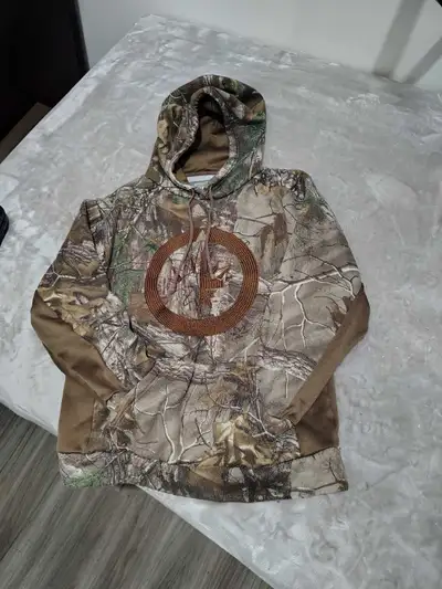 Show your team pride with this Winnipeg Jets logo hoodie from Cabela's, featuring a camo design and...