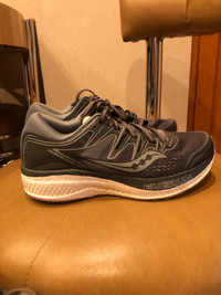 SAUCONY LADIES RUNNING SHOES - SIZE 6.5 - New