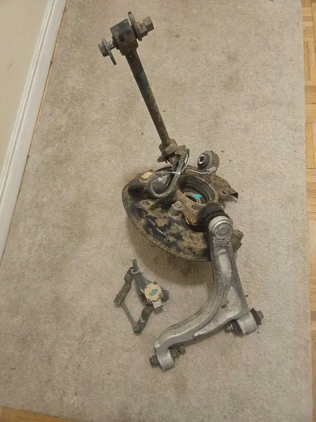 Lexus SC430 rear left wheel assembly in Auto Body Parts in Hamilton - Image 2