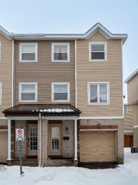 For Sale 3 beds + 1 extra room & 3 baths townhouse in Barrhaven