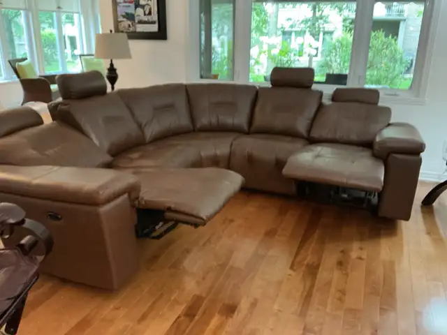 Grand sectionnel en cuir véritable. En excellente condition. in Couches & Futons in Longueuil / South Shore - Image 3