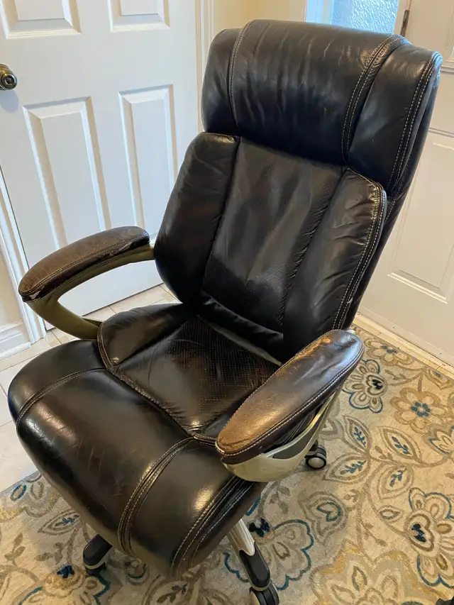 Office chair in Chairs & Recliners in Markham / York Region - Image 2
