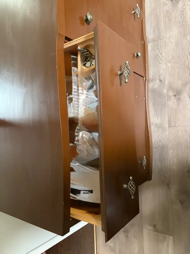 Dresser - great condition in Dressers & Wardrobes in Oshawa / Durham Region - Image 6