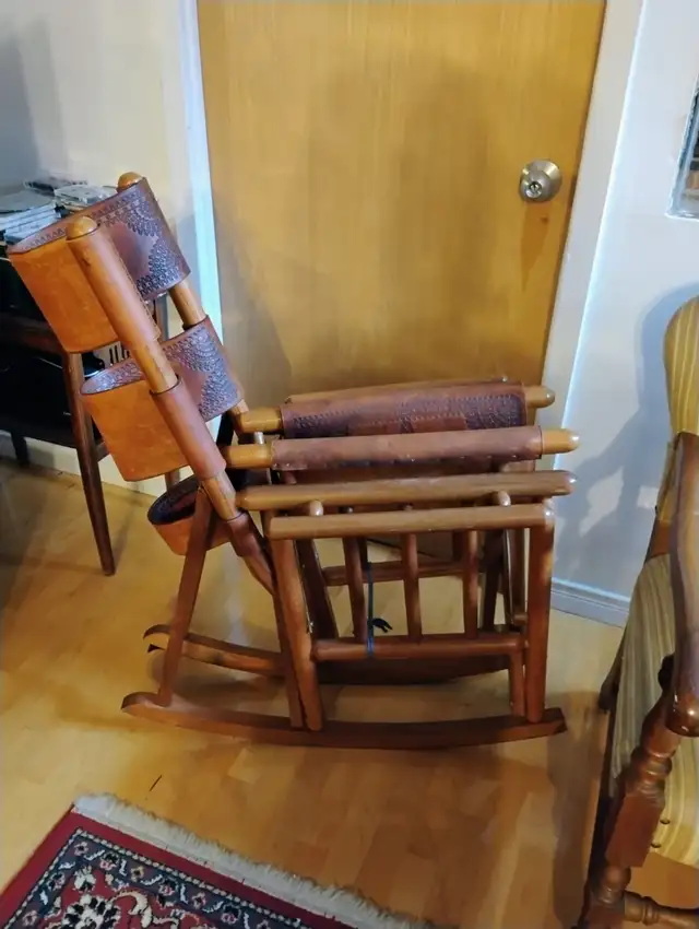 Chaise  berçante en cuir, Costa Rica in Chairs & Recliners in Longueuil / South Shore - Image 6