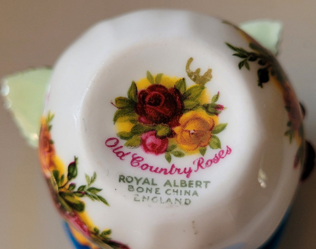 ROYAL ALBERT Old Country Roses Bone China Pink, Red & Yellow in Arts & Collectibles in Oshawa / Durham Region - Image 4