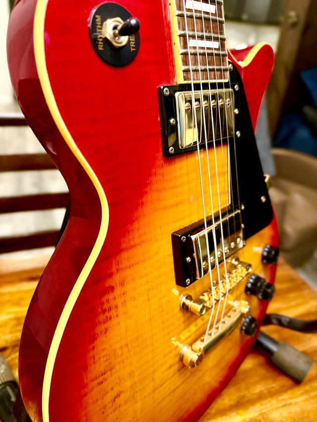 1994 Les Paul Deluxe by Stagg MIJ cherry burst in Guitars in Woodstock - Image 2