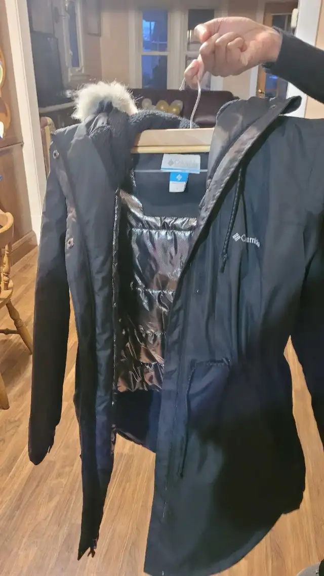 Columbia Winter Coat in Women's - Tops & Outerwear in Sarnia - Image 3