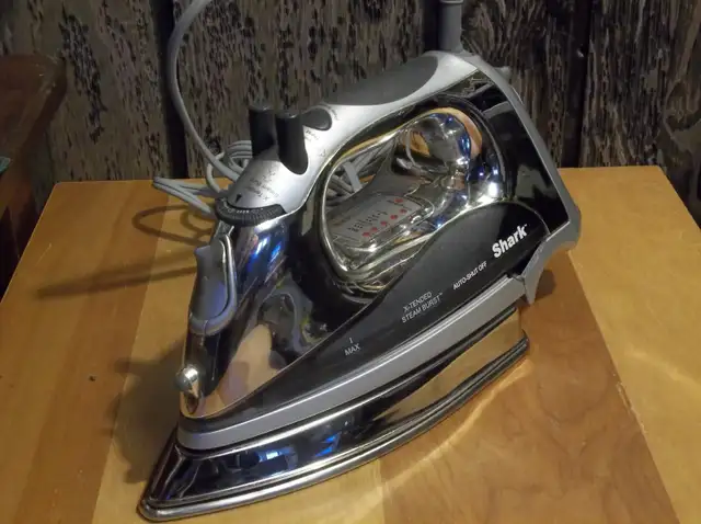 Fer à repasser SHARK. in Irons & Garment Steamers in Trois-Rivières - Image 2