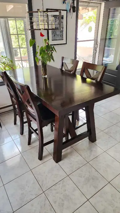 Table Style Bistro, incluant 4 chaises hautes. 7 ans d'âge. Comme neuf. Table dimensions 36 x 70 po...