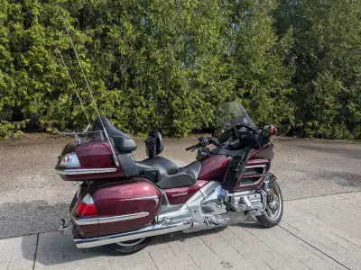 07 GL 1800 with trailer. Non- Antilock, no gps, great ride, heated seats and handlebars, driver's ba...