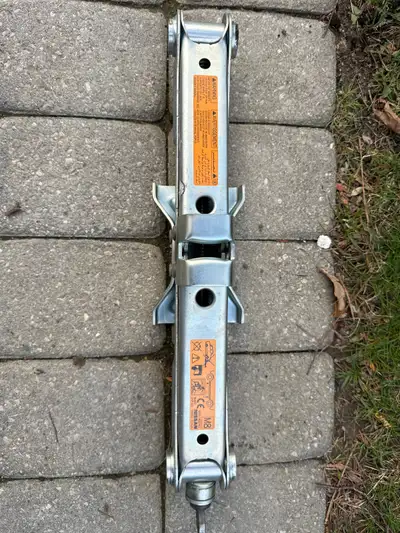 Brand new car jack for infinity Toyota Honda Nissan.