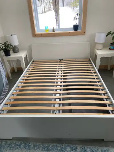 lit Queen et tables de chevet, View more