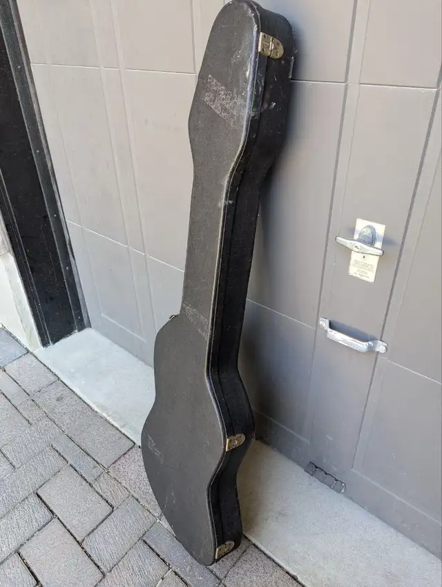 Vintage Hardshell Guitar / Bass Case in Guitars in Markham / York Region - Image 5