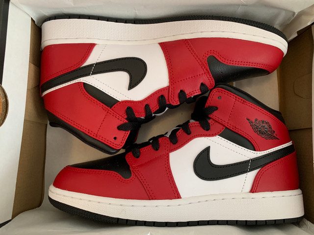 DS Jordan 1 GS mid chicago blacktoe size 4, 5 in Arts & Collectibles in City of Toronto