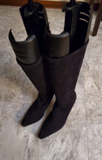 Ladies size 6.5 BLONDO suede flex slip on boots with 3 inch heel