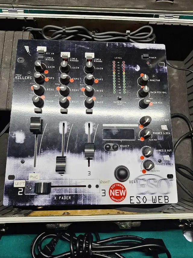 Dj mixer in Performance & DJ Equipment in Edmonton - Image 3
