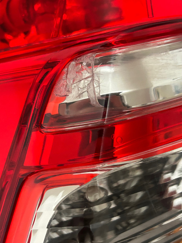 Honda crv cracked tail light  in Auto Body Parts in Mississauga / Peel Region - Image 2