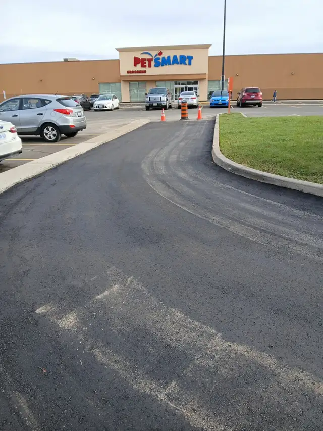 Parking Lot Sealing, Paving, Parking Lot Repair in Interlock, Paving & Driveways in Mississauga / Peel Region - Image 3