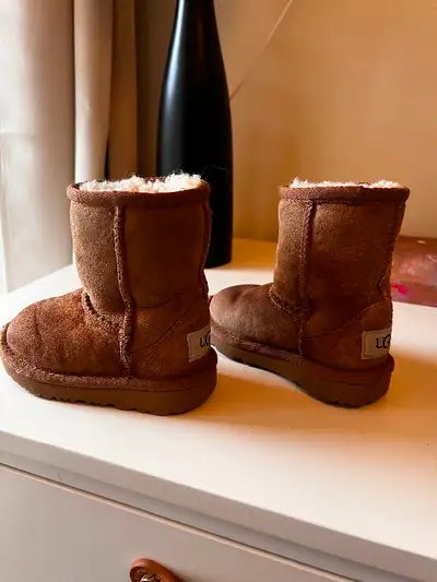 UGG brown toddler’s boot. Size 6. Probably best Suitable for ages 2-3 years old. Retail +100$