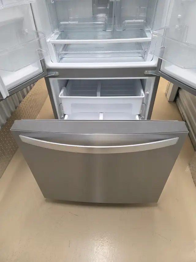 Whirpool 30 Inch stainless Steel Fridge in Refrigerators in City of Halifax - Image 6