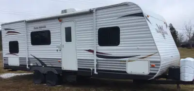 25’ , 2012 Trail Runner well maintained. Everything works as it should. Sleeps 8. Roof good no leaks...