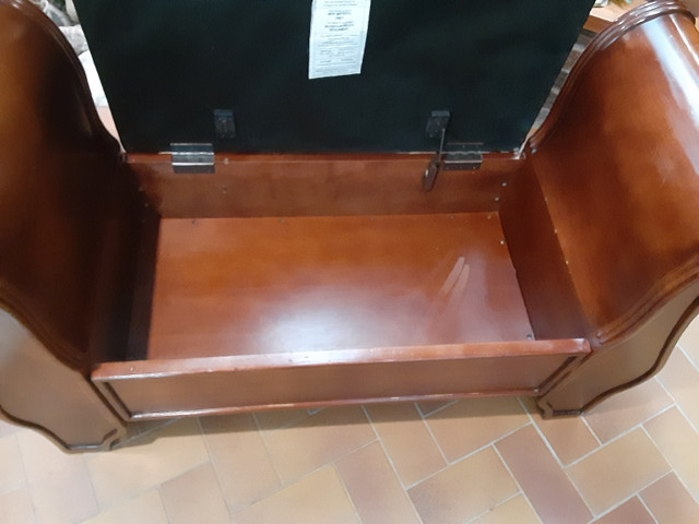 EC Solid wood bench with leather seat and built in storage in Other in Ottawa - Image 3