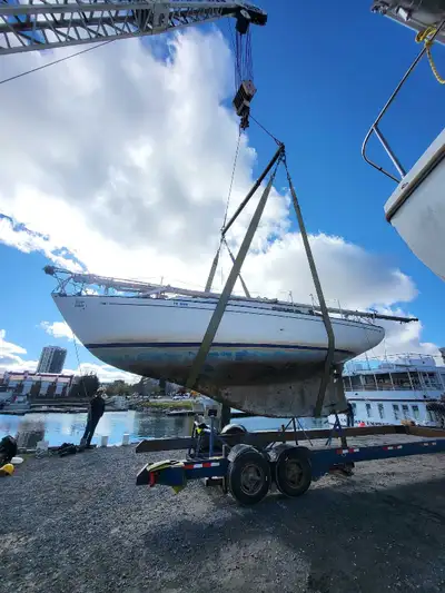 The Hullmaster 31 is a 31' 3" (9.53m) cruiser designed by Ted Brewer and built in Canada. It feature...