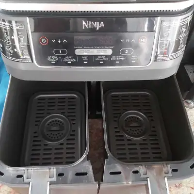 Air fryer Ninja friteuse 6 en 1. Also Grill and roast Pres de Jean talon et lacordaire h1s1m1 par te...