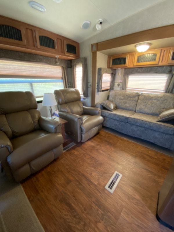 2014 Rockwood Signature Ultra Lite 28’ fifth wheel camper Travel